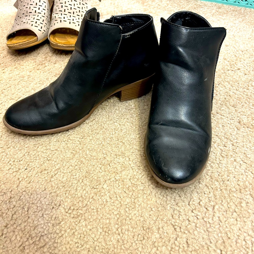 American Eagle black booties